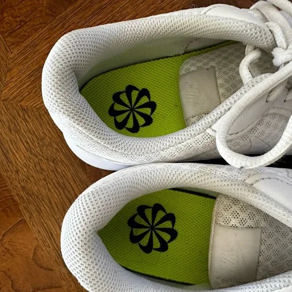 Like new! Nike white sneakers Size 8 - Picture 3 of 6